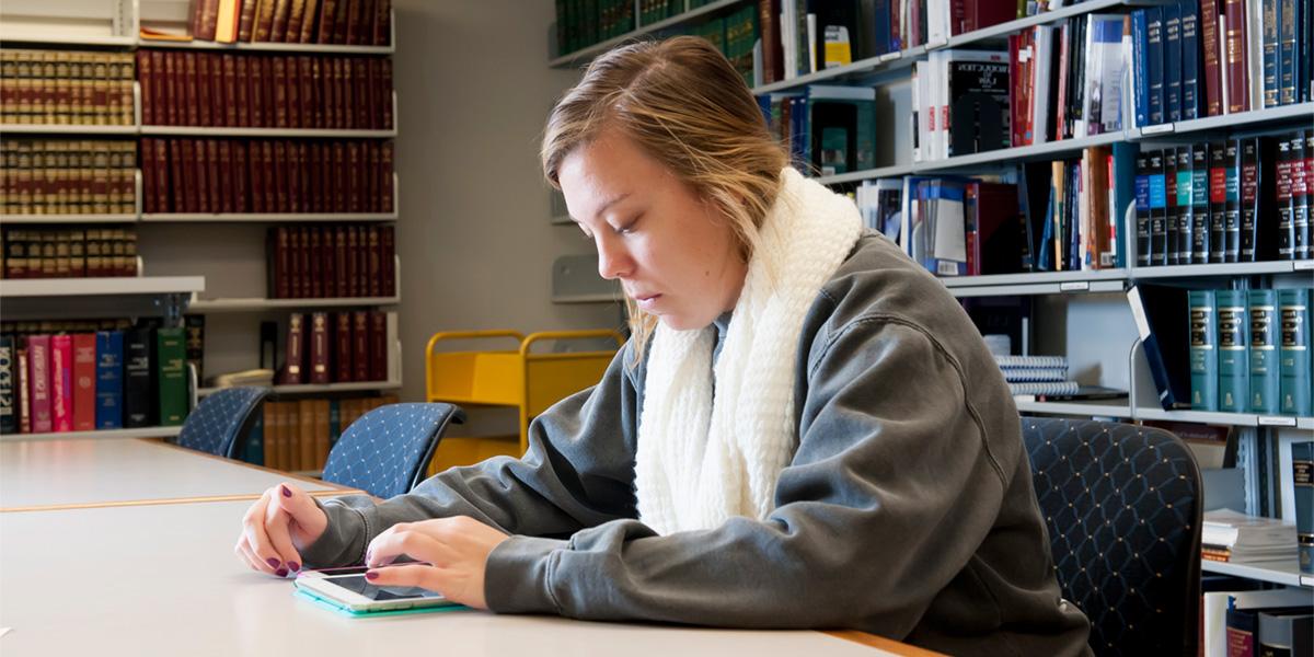 AACC学生在法律图书馆阅读.